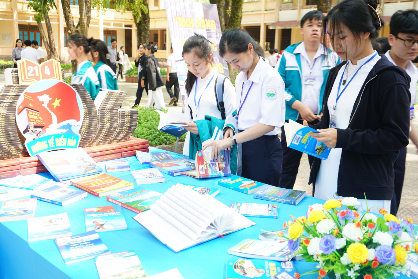 C&aacute;c em học sinh tham quan triển l&atilde;m s&aacute;ch